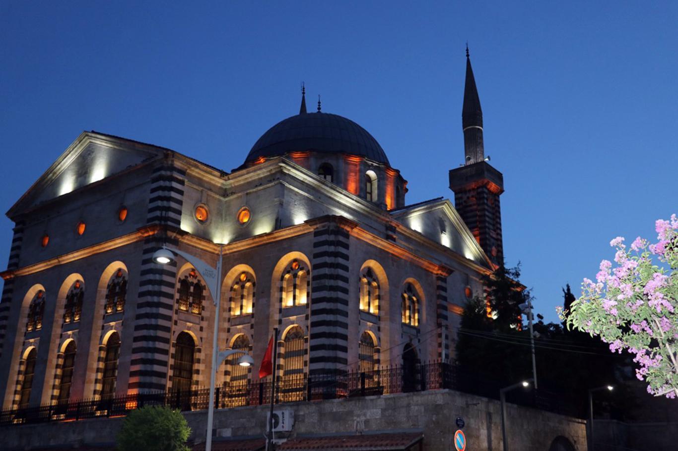"Bu kez darbeler ezanı değil ezanlar darbeyi susturdu" "Bu kez darbeler ezanı değil ezanlar darbeyi susturdu"